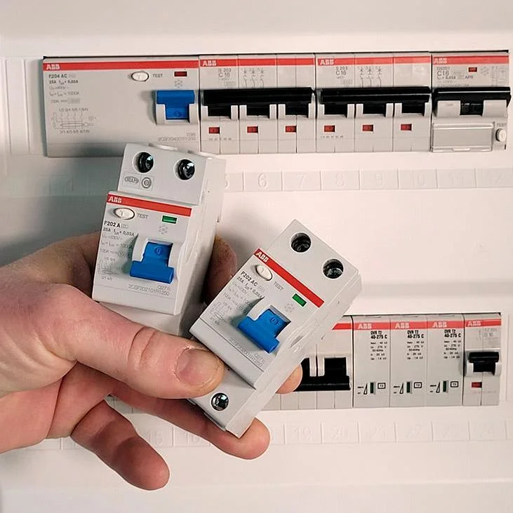 Ruční držení jističů v rozvaděči pro domácí elektroinstalaci
