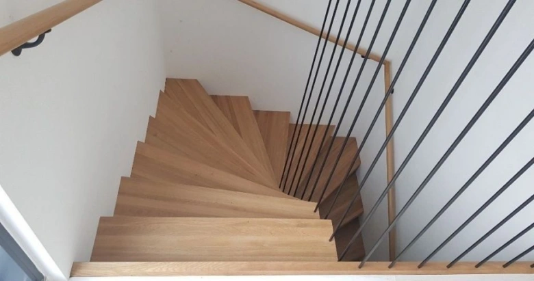 Moderní dřevěné schodiště s lanovým zábradlím.