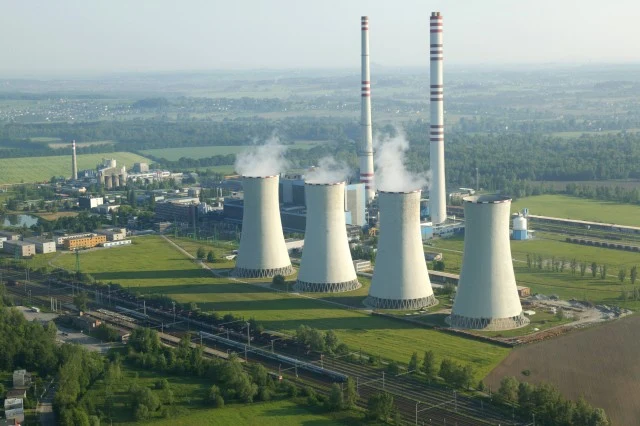 Větrné elektrárny s chladiči parní elektřiny v krajině.