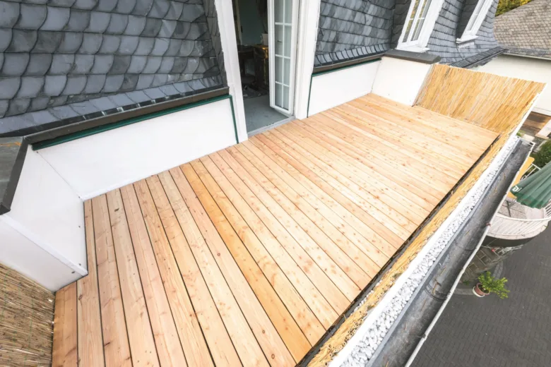 Nová dřevěná podlaha na rekonstruovaném balkonu s hydroizolací.