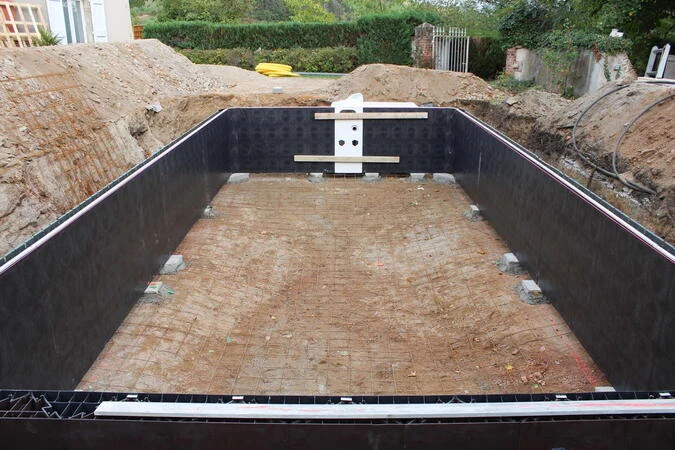 Stavba bazénu s černou hydroizolací v ztraceném bednění.