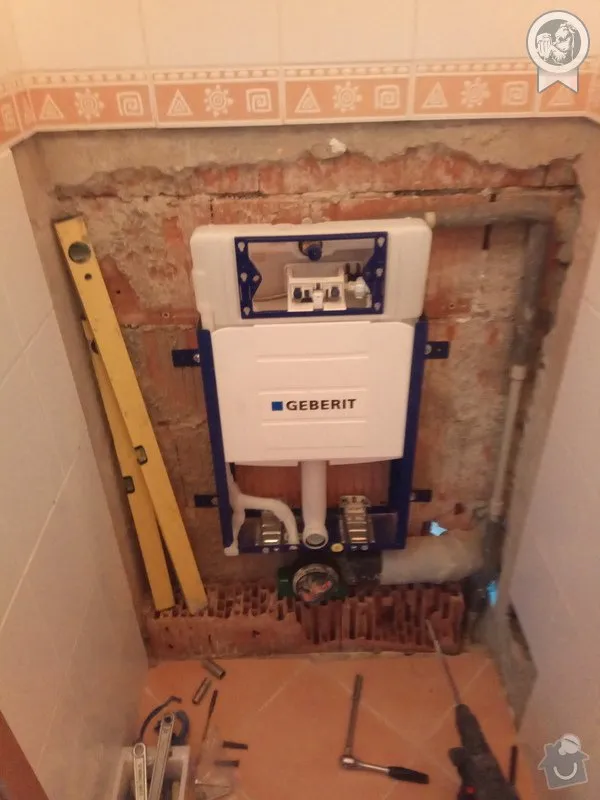 Instalace skryté nádrže záchodu do zděné stěny v koupelně.