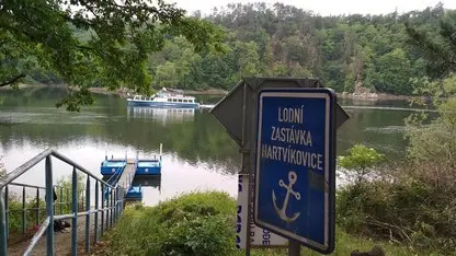Modlářská značka lodní zastávky v Hartvilkovicích u jezera.