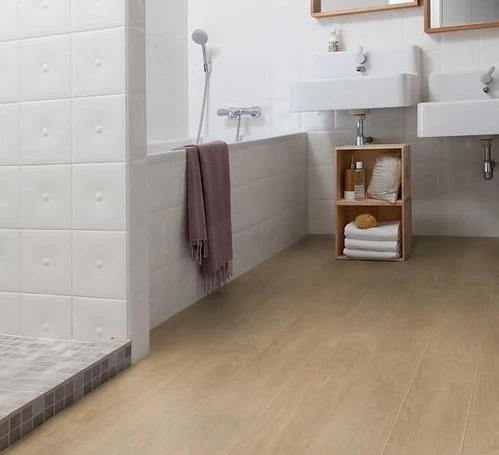 Moderní koupelna s dřevěným podlahovým obkladem a bílými dlaždicemi.