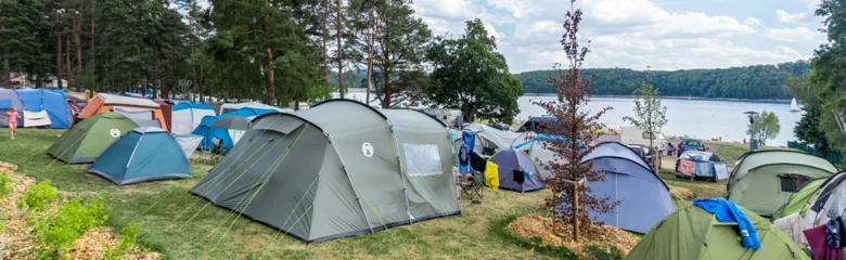 Kempování s manytami na travnatém svahu u Vranovské přehrad.