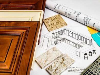 Výběr dřevěných desek, kamenů a plán kuchyně pro renovaci.