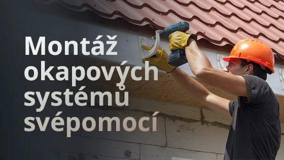Muž montuje okapové háky na dřevěnou fasádu pod střechou.