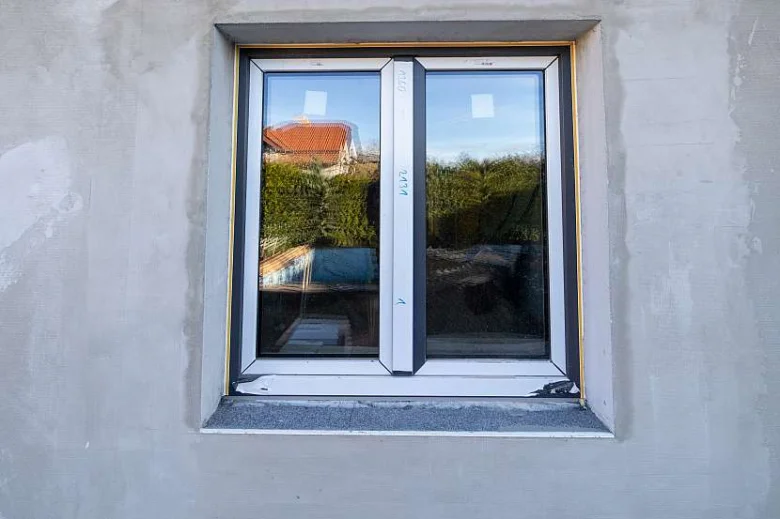 Nově nainstalované okno s viditelnými vnitřními špaletami a těsnicí páskou.