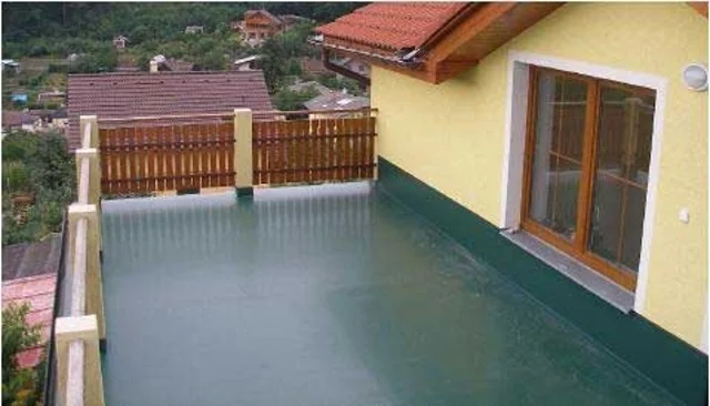 Zelená hydroizolace na balkóně po rekonstrukci svépomocí.