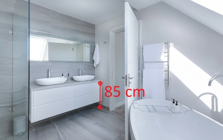 Moderní koupelna s umyvadlem, jehož výška je označena jako 85 centimetrů.