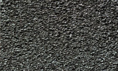 Detailní záběr na strukturu pěnového skla pro izolaci.