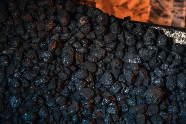 Hromada černých kusů uhlí připravená pro energetické využití.