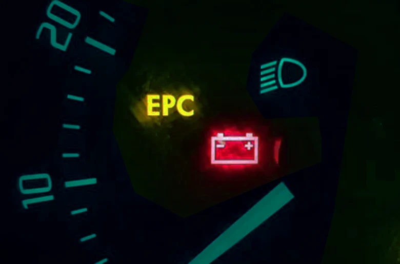Zapnuté kontrolky EPC a baterie na autě v noci.