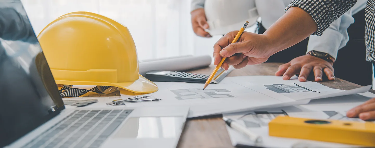 Architektura plánování rekonstrukce s plány a nástroji na stolu.