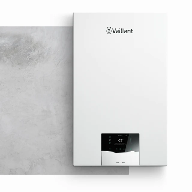 Bílý stacionární plynový kotel značky Vaillant s digitálním ovládáním.