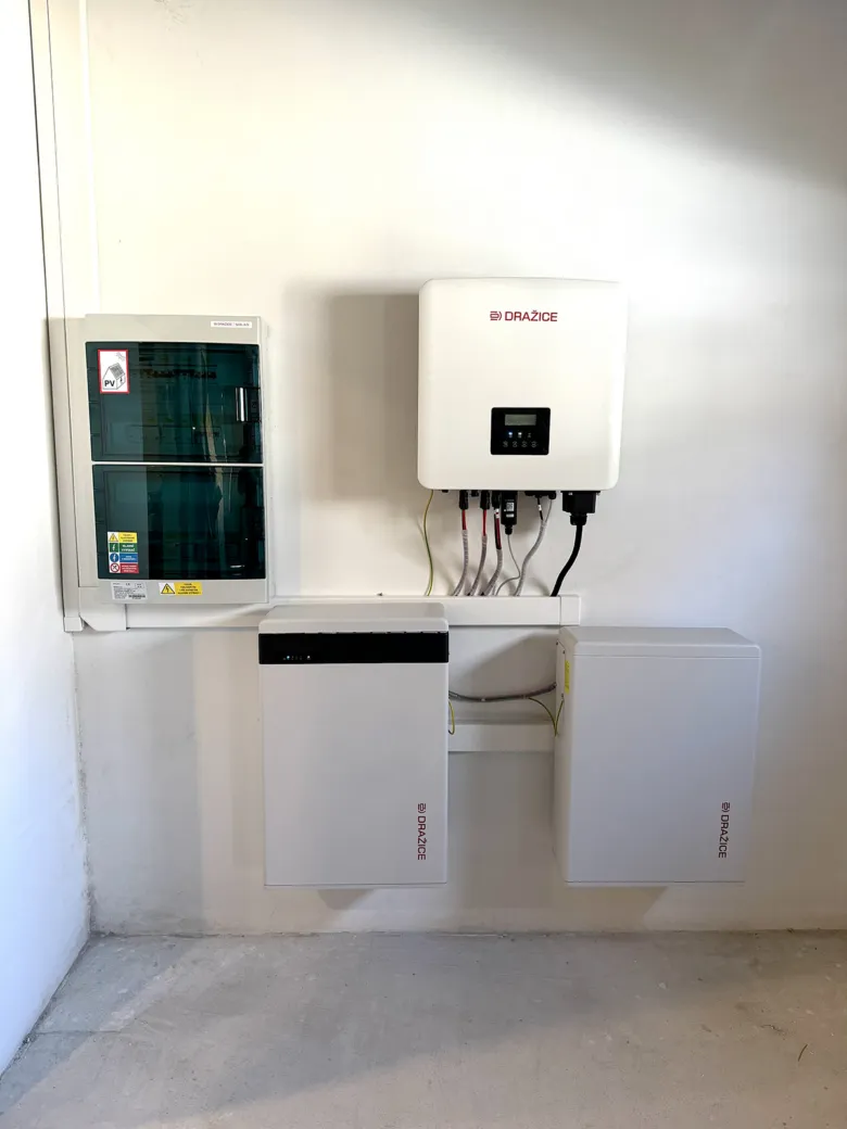 Instalace solárního systému s inverzorem na vnitřní stěnu.