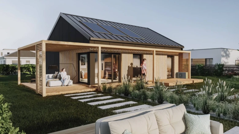 Moderní prefabrikovaný dřevěný dům s solárními panely na střeše.