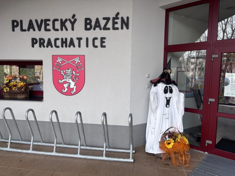 Vstup do plaveckého bazénu v Prachaticích s halloween dekorací.