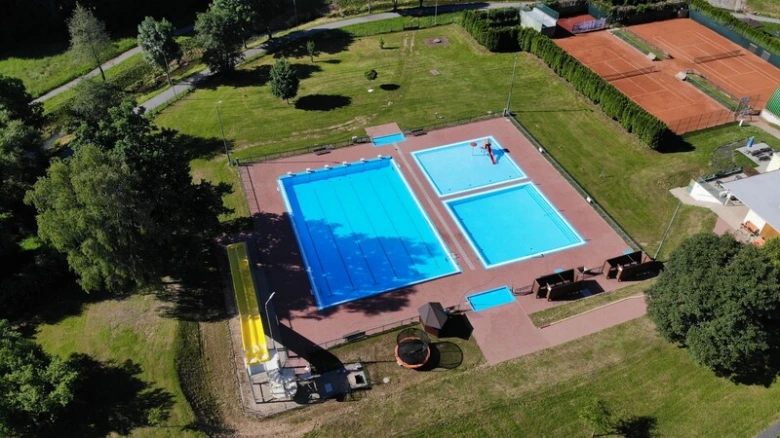 Vzdušný pohled na venkovní bazénové komplex s tenisovými dvory v Bystřici nad Pernštejnem