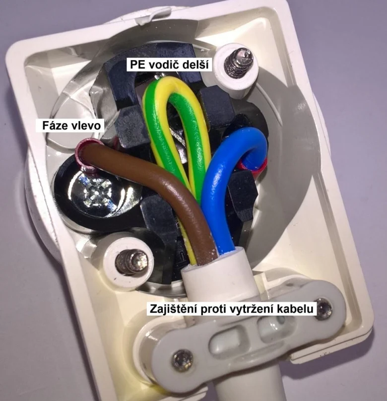 Zapojení zásuvky s označením vodičů a zajištěním kabelu.