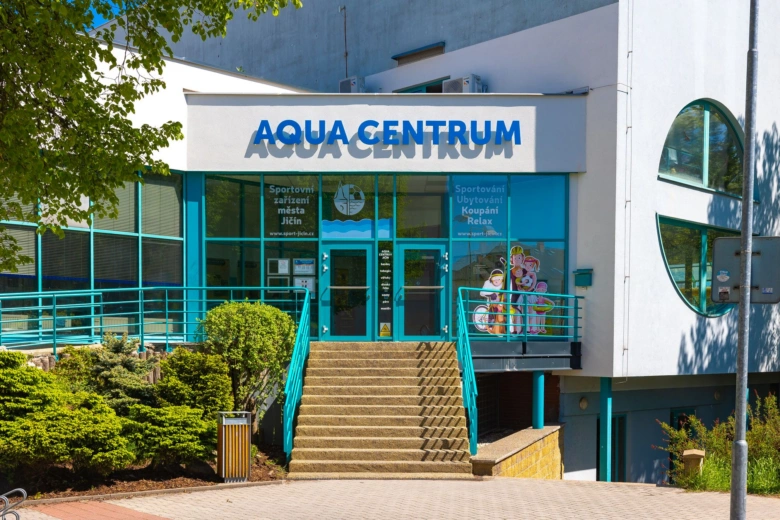 Vstup do plaveckého bazénu Aqua Centrum v Jičíně.