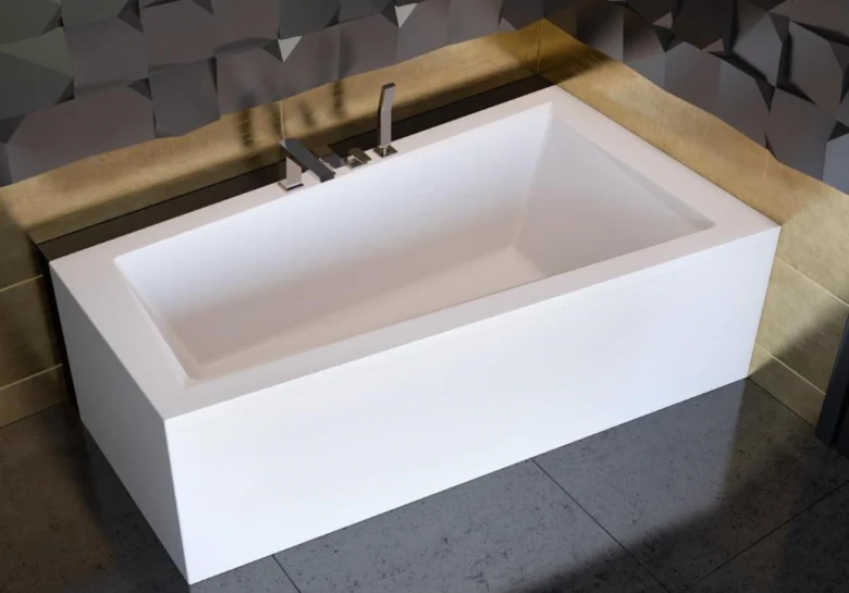 Moderní bílá samostatná vana ve stylové koupelně s geometrickými dlaždicemi.