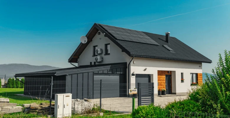 Moderní dům s oplechováním střechy a závětrnými lištami.