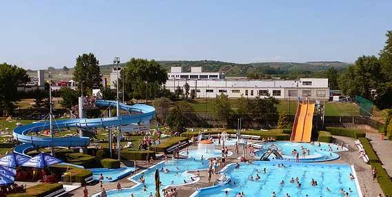 Venkovní akvapark s bazény a vodními skluzavkami v Hustopečích.