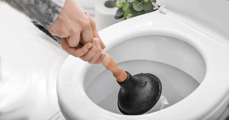 Ruční hadice na uvolnění ucpaného záchodu v koupelně.