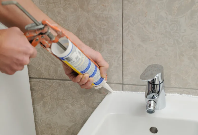 Náplast se aplikuje na okraj umyvadla při instalaci v koupelně.