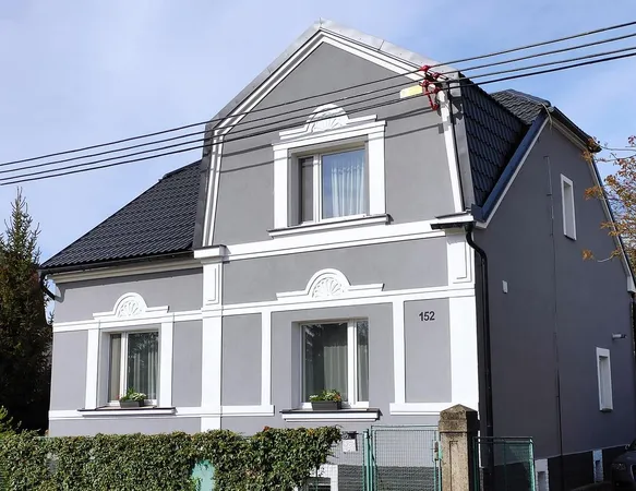 Modernizovaná fasáda domu po rekonstrukci s novým nátěrem.