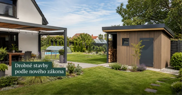 Moderní dřevěná kůlna vedle domu v zahradním pozadí
