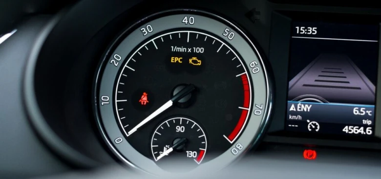 Výstražná kontrolka EPC na přístrojové desce automobilu.