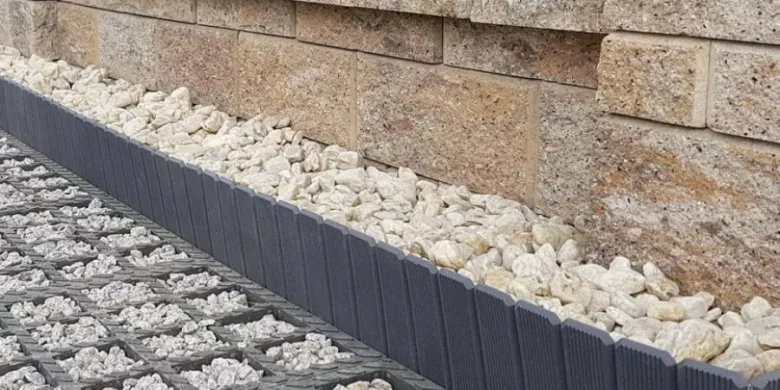 Detail základy opěrné zdi s kamenivem pro odvodnění.