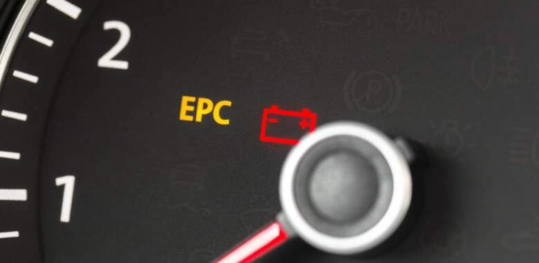 Zapnuté kontrolky EPC a baterie na přístrojové desce auta