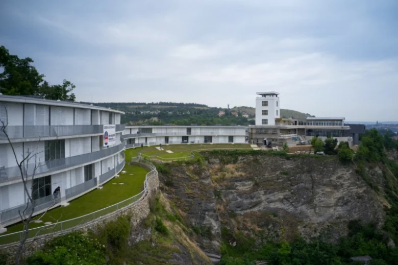 Moderní bytový dům na skále v Barrandovských terasách