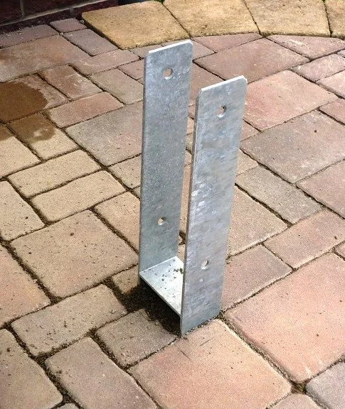 Galvanizovaný kovový držák pro stavbu pergoly nebo terasy.