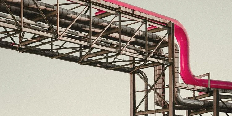 Průmyslová plynovodní infrastruktura s izolovanými potrubími.