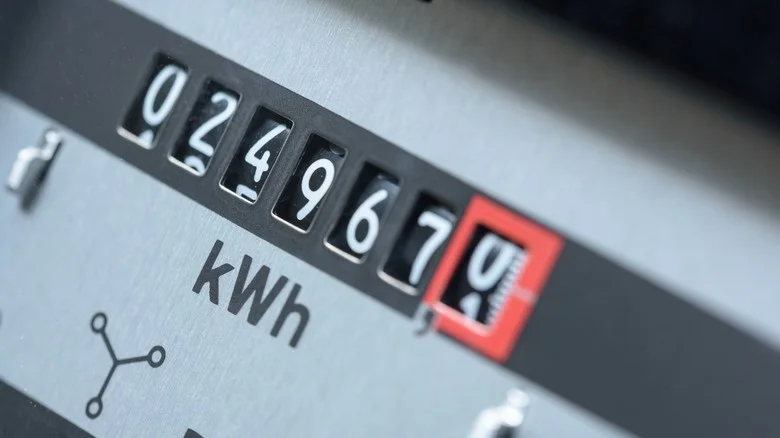 Digitální měřič elektřiny s čtením v kWh.
