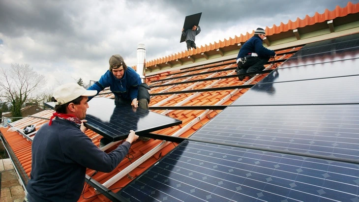 Montáž fotovoltaických panelů na střechu rodinného domu.
