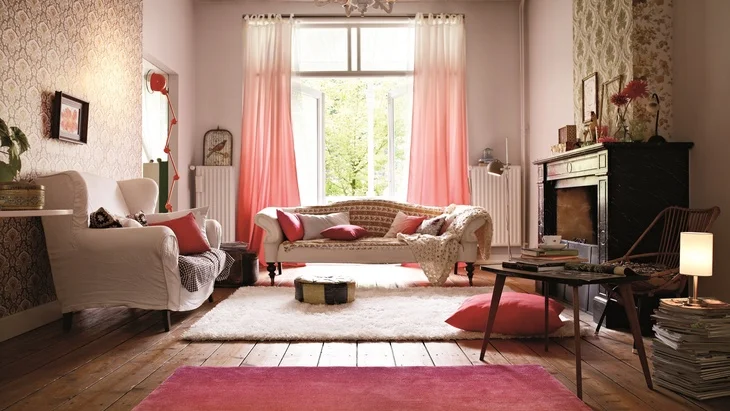 Obývací pokoj s růžovými závěsy a polštáři pro interiérové design.