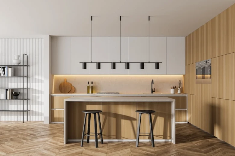 Kuchyň s vestavěným osvětlením pod skříněmi a moderní designem.