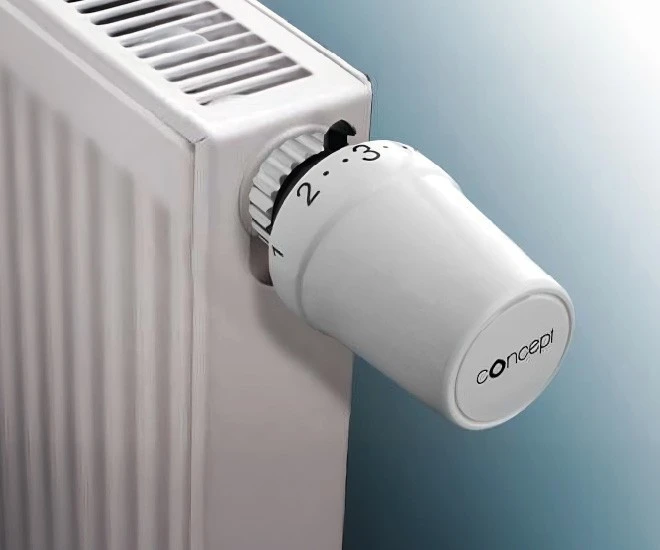 Bílá termostatová hlavice na topení značky Concept.