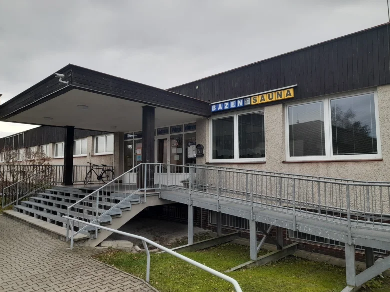 Vstup do bazénu s saunou v Dobrušce nebo okolí.