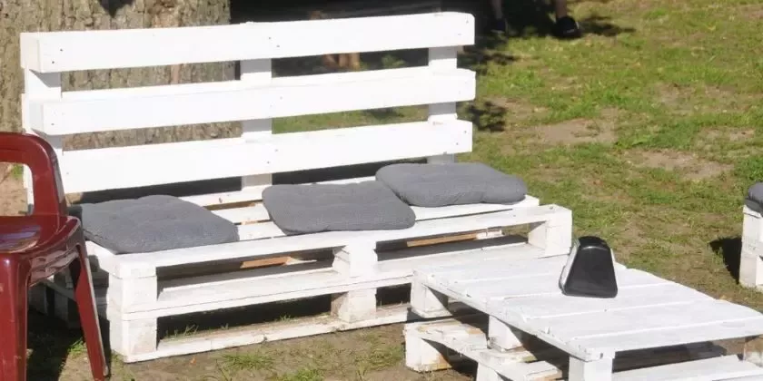 White pallet garden bench with cushions