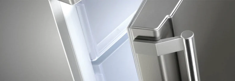 Detailní záběr na nerezovou rukojeť lednice s otevřenými dveřmi.