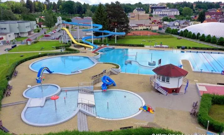 Vodní park s bazénymi a skluzavkami v Ústí nad Orlicí.