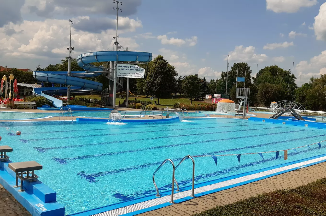 Venkovní bazén s vodními skluzavkami v Hustopečích