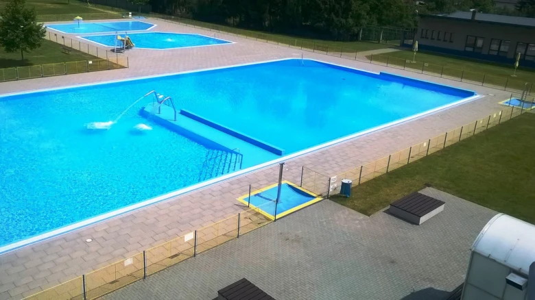 Velké venkovní koupaliště s bazény v Kojetíně.