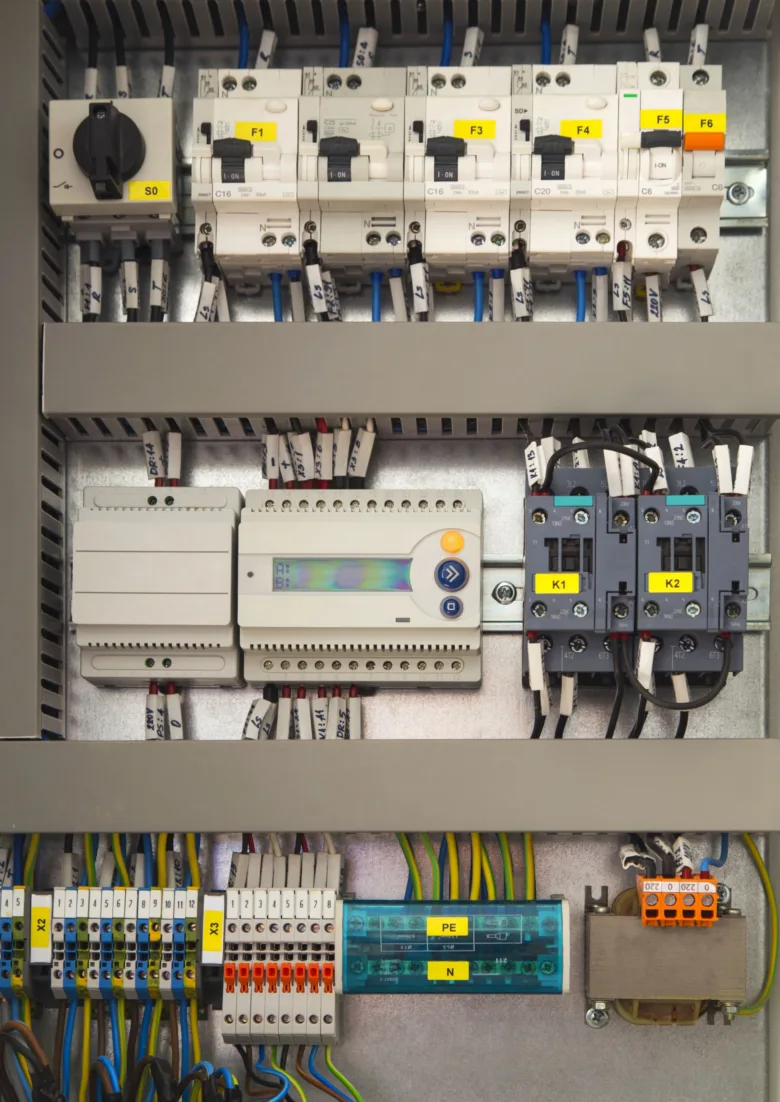 Elektrická rozvaděč s modrým uzemňovacím lištou PE.